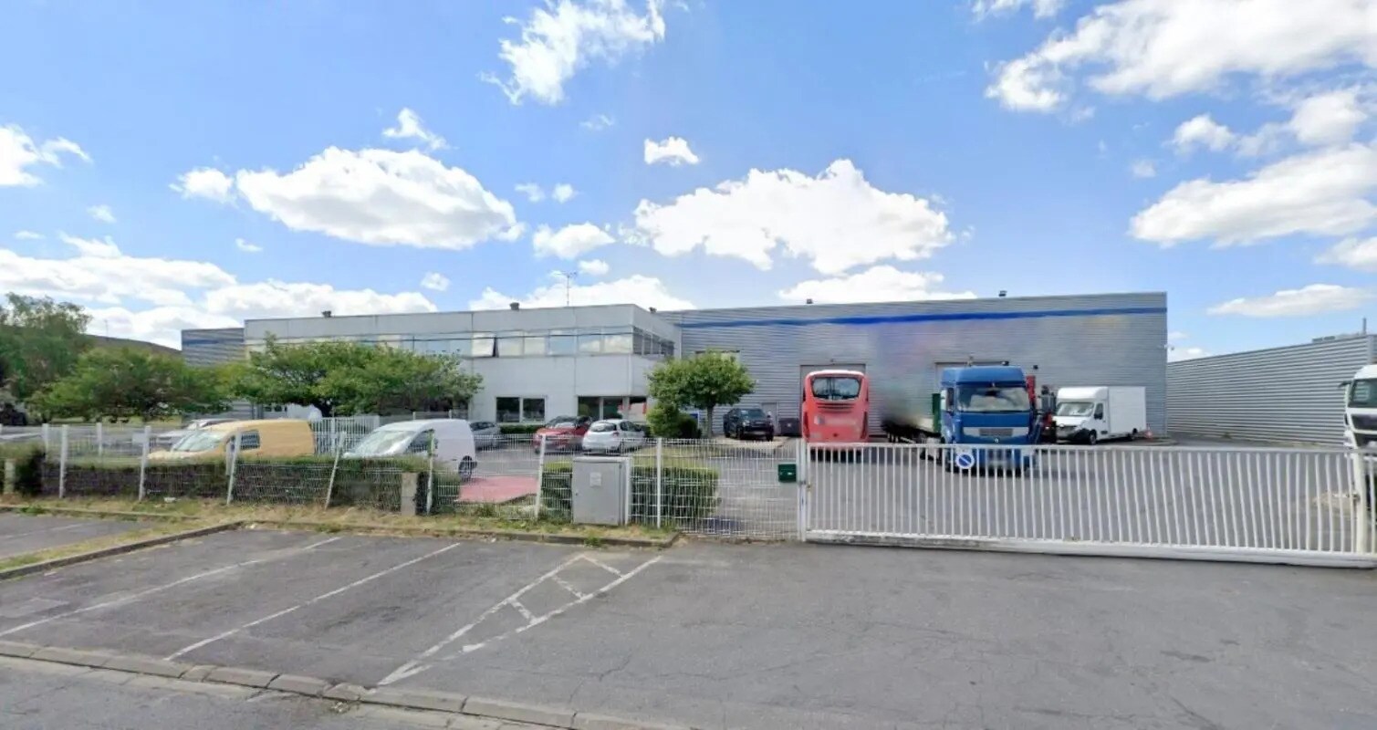 Industrial in Pierrelaye for lease Building Photo- Image 1 of 8