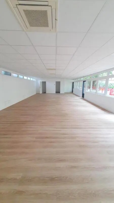 Office in Versailles for lease Building Photo- Image 1 of 10