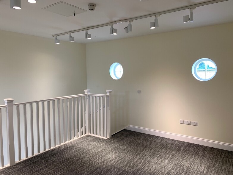 The Granary at Woodlands Court, Beaconsfield for lease - Building Photo - Image 3 of 4