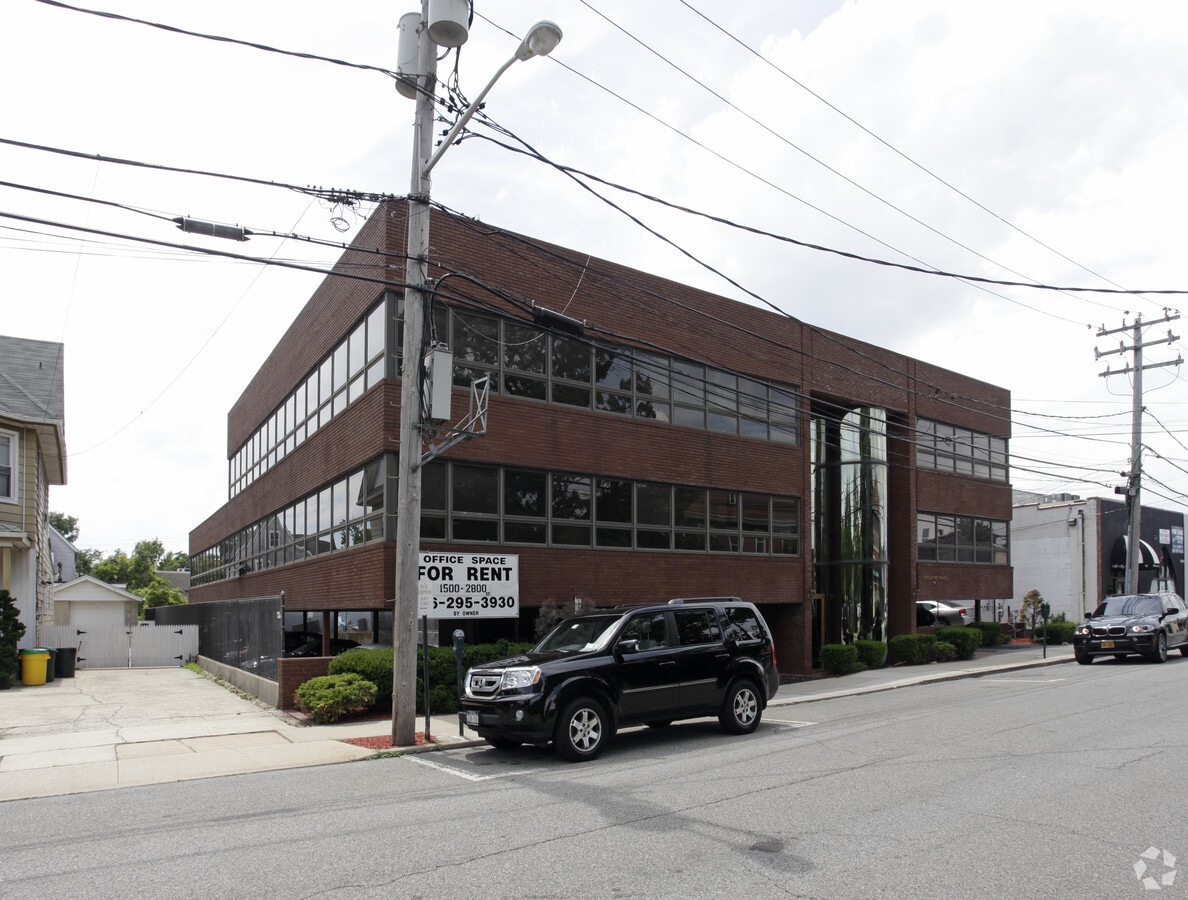 7781 Spruce St, Cedarhurst, NY 11516