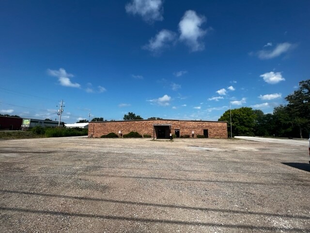2221 N 24th St, Quincy, IL for lease Primary Photo- Image 1 of 14