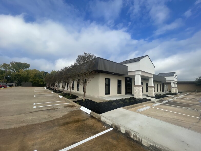 2100 E Villa Maria Rd, Bryan, TX for lease - Building Photo - Image 2 of 14