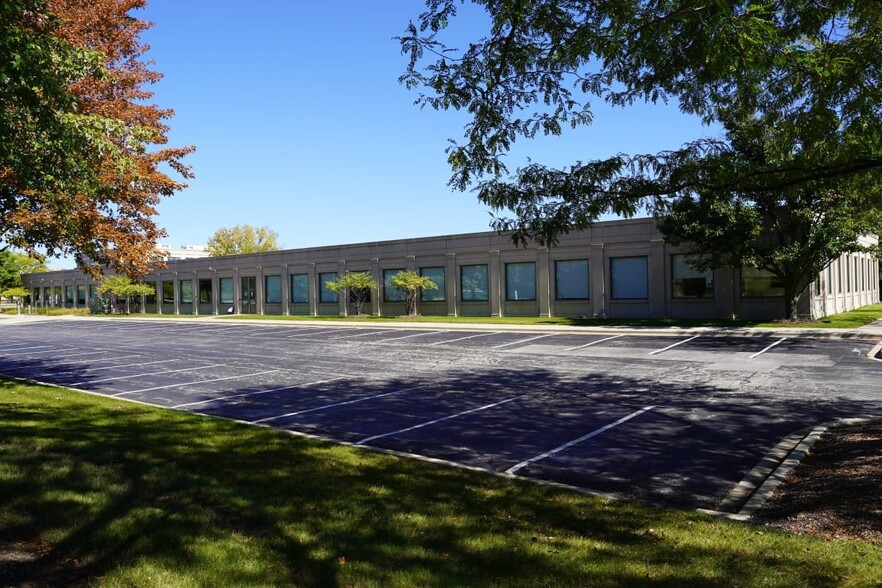 850-868 Technology Way, Libertyville, IL for lease - Building Photo - Image 1 of 5