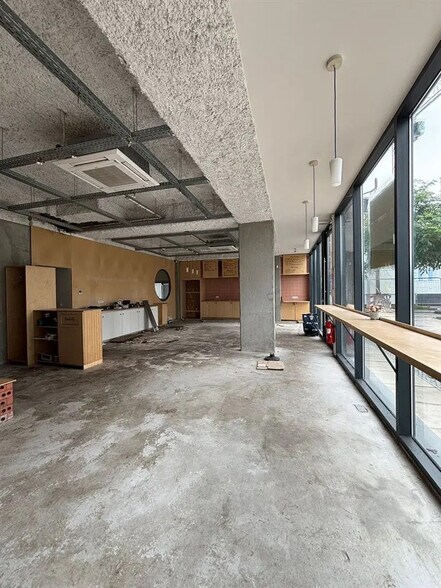 Retail in Pantin for lease - Building Photo - Image 2 of 3