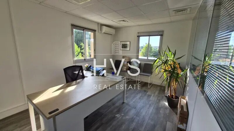 Office in Vitrolles for lease - Interior Photo - Image 2 of 5