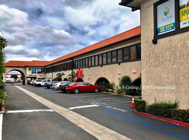 631 S Brookhurst St, Anaheim, CA for lease - Building Photo - Image 1 of 6