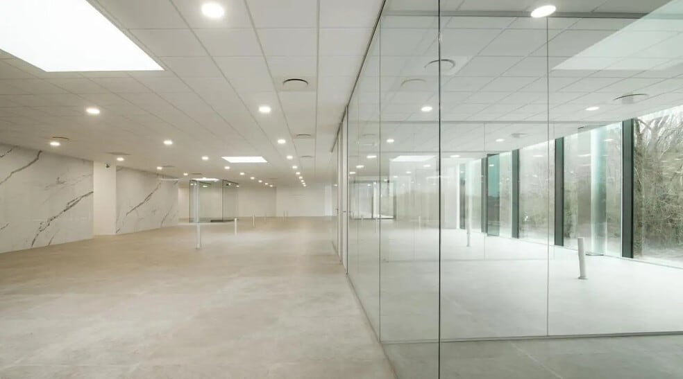 Flex in Le Mesnil-Amelot for lease - Interior Photo - Image 3 of 10