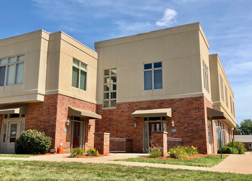 4935 Utica Ridge Rd, Davenport, IA for sale - Primary Photo - Image 1 of 1