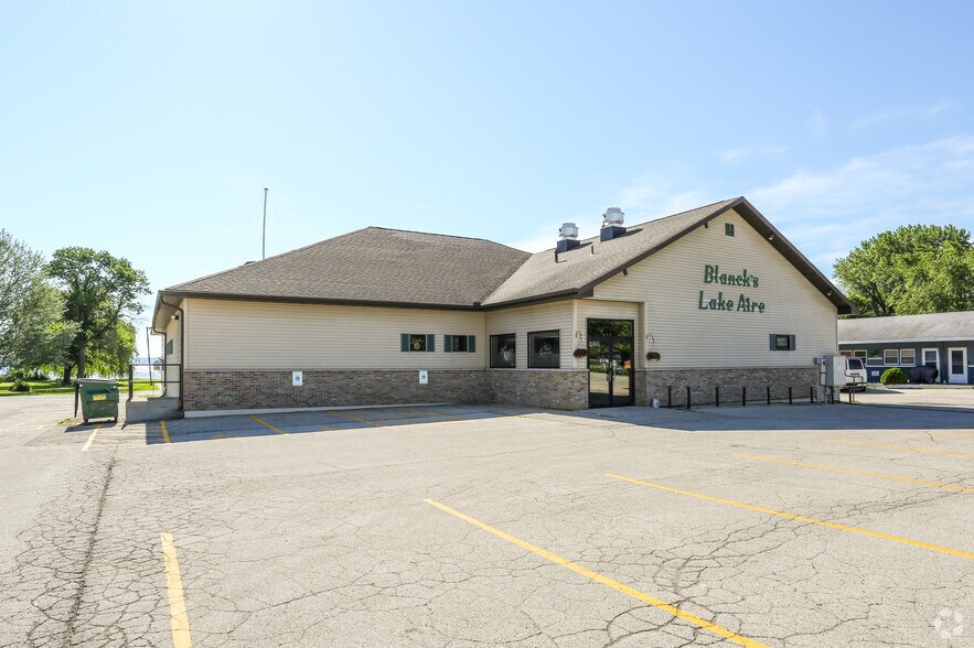 N8751 Lakeshore Dr Fond Du Lac Wi 54937 Retail For Sale Loopnet Com