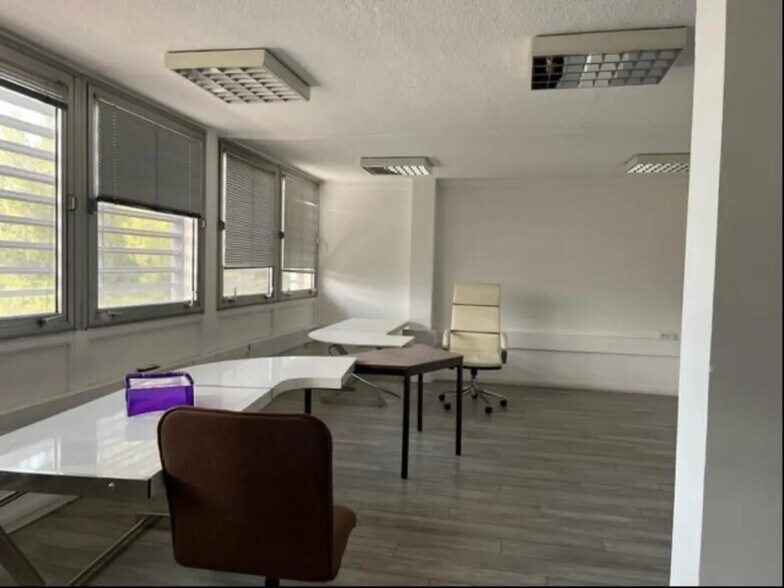 Industrial in Vitrolles for lease - Interior Photo - Image 3 of 6