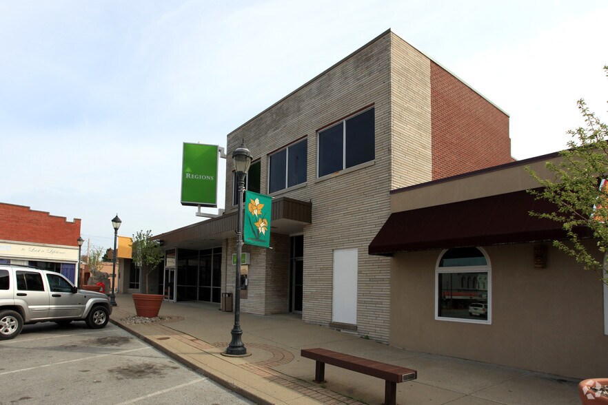 24 E Public Sq, Salem, IN for sale - Primary Photo - Image 1 of 1