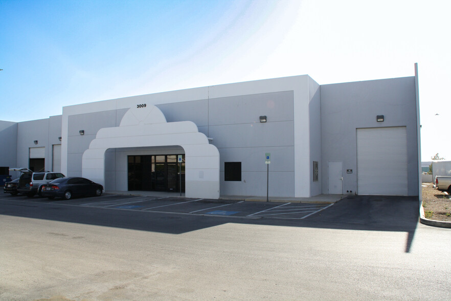 3005-3009 E Post Rd, Las Vegas, NV for lease - Building Photo - Image 3 of 11