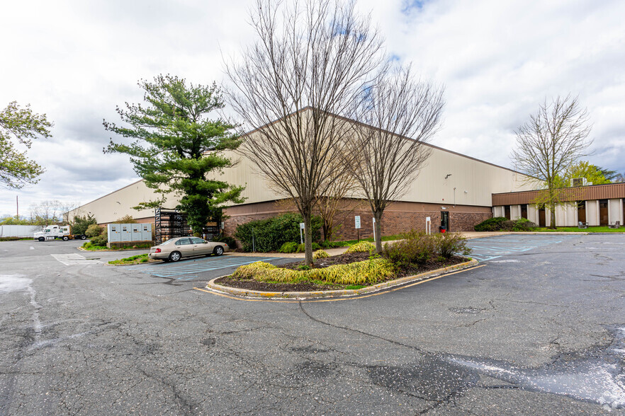 4 Corporate Pl, Piscataway, NJ for lease - Building Photo - Image 1 of 2