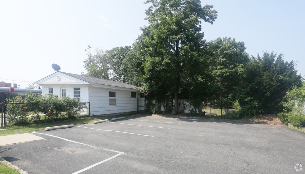 1390 Deer Park Ave, North Babylon, NY 11703