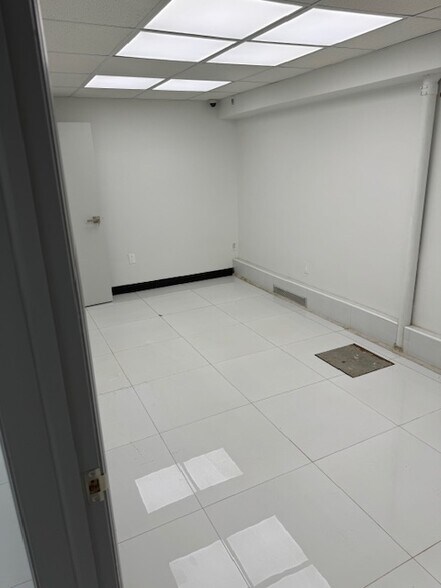 4116 Junction Blvd, Flushing, NY for lease - Interior Photo - Image 3 of 6