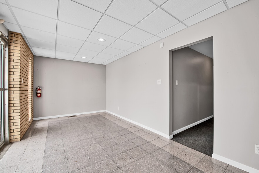 23380 Goddard Rd, Taylor, MI for lease - Interior Photo - Image 3 of 18