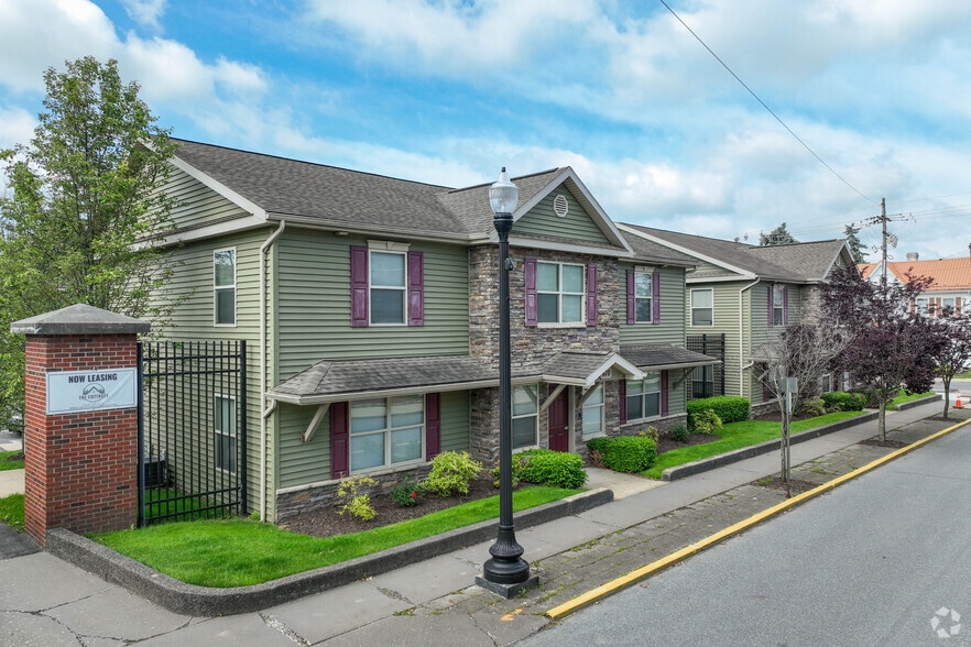 Student Housing - Cottages on the Pointe portfolio of 2 properties for sale on LoopNet.com - Building Photo - Image 1 of 33