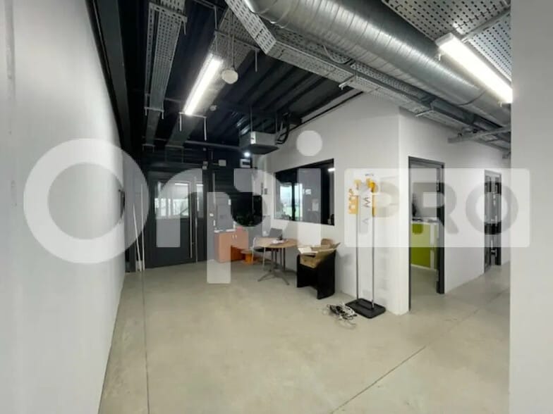 Flex in Bourg-en-Bresse for sale - Interior Photo - Image 3 of 8