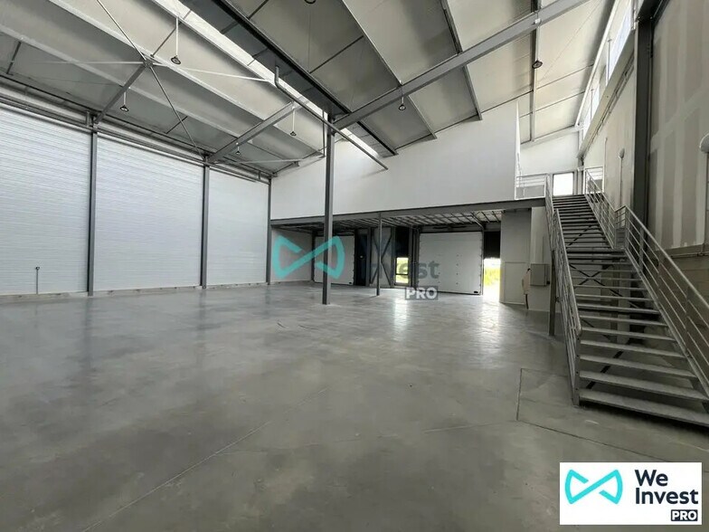 Flex in Cormontreuil for lease - Interior Photo - Image 3 of 6