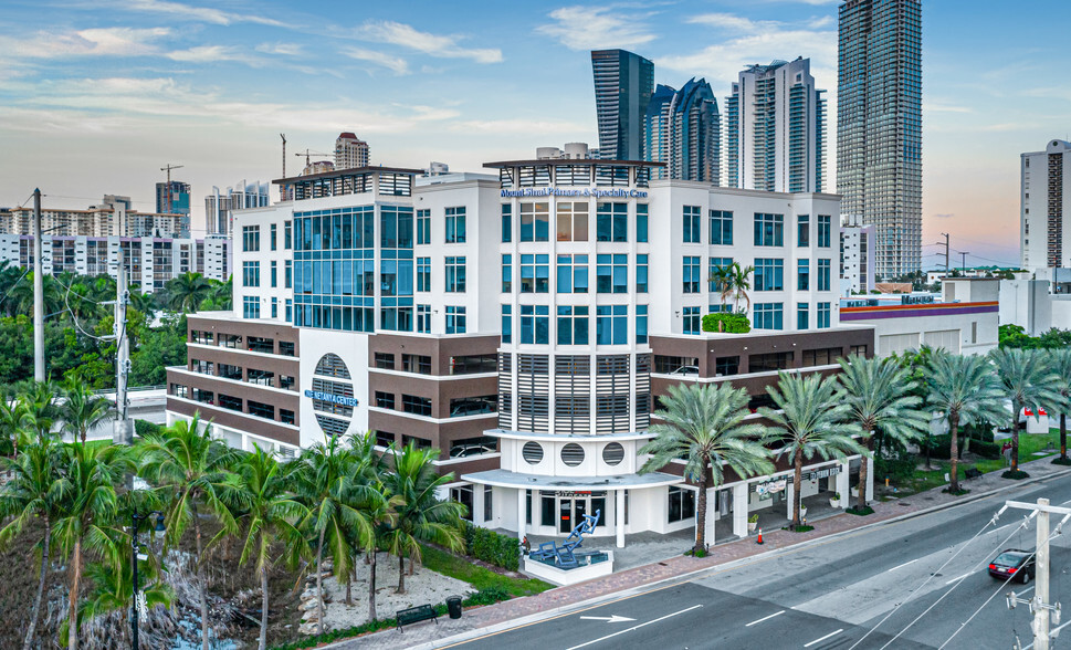 323 Sunny Isles Blvd, Sunny Isles Beach, FL for lease - Primary Photo - Image 1 of 12