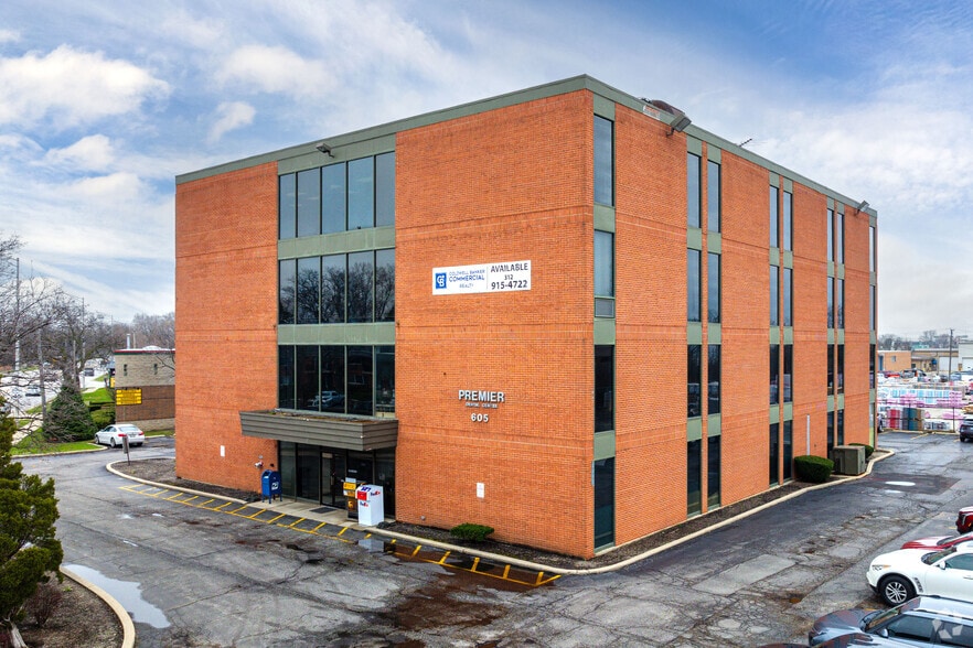 605 E Algonquin Rd, Arlington Heights, IL for lease - Primary Photo - Image 1 of 6
