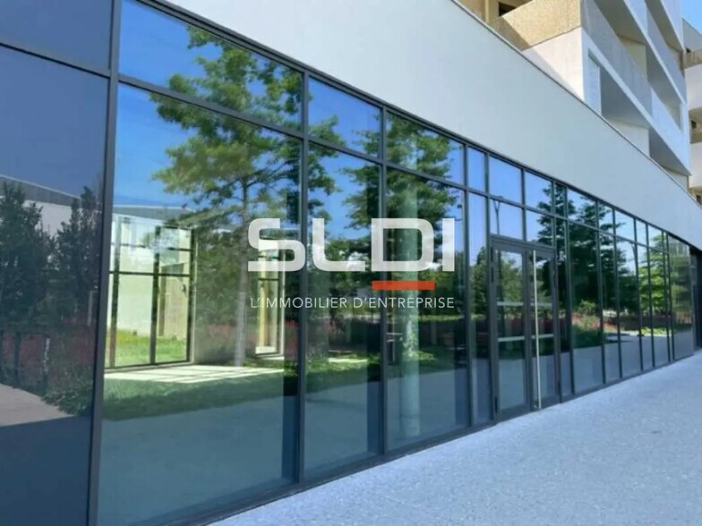 Retail in Vénissieux for lease - Building Photo - Image 2 of 6