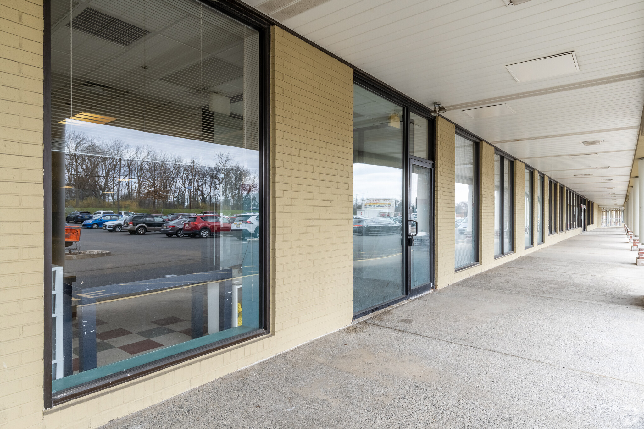 686-698 Oak Tree Ave, South Plainfield, NJ for lease Interior Photo- Image 1 of 8