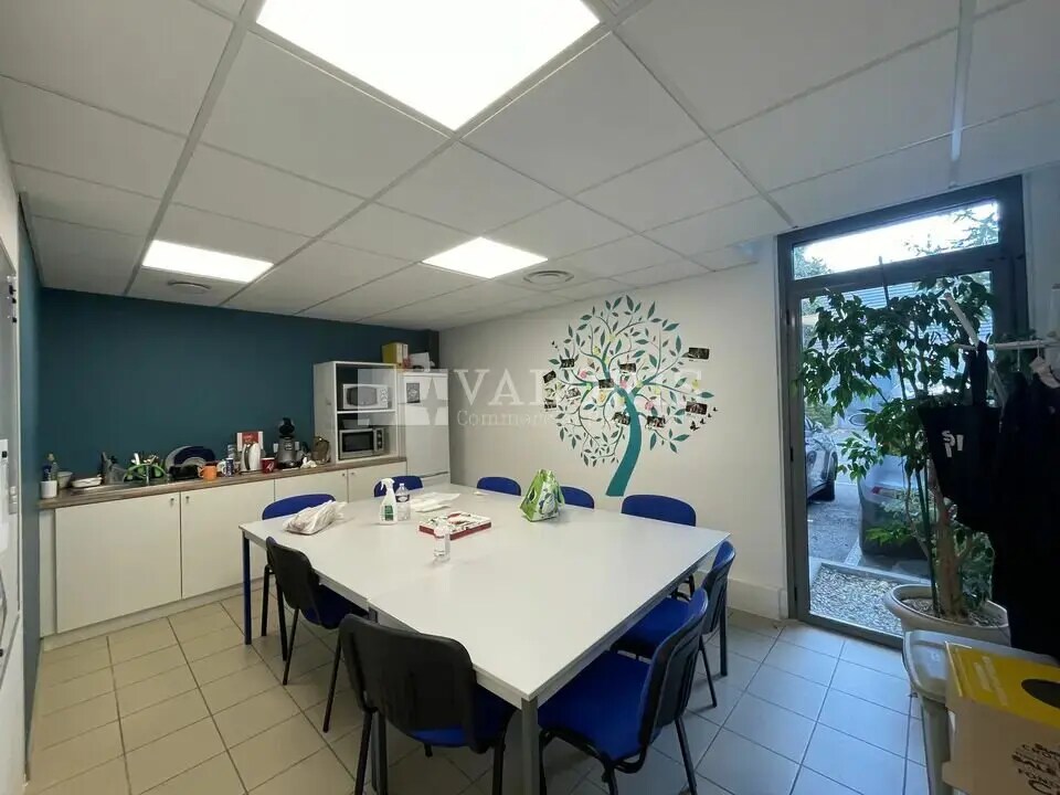 Flex in Lyon for lease Interior Photo- Image 1 of 6