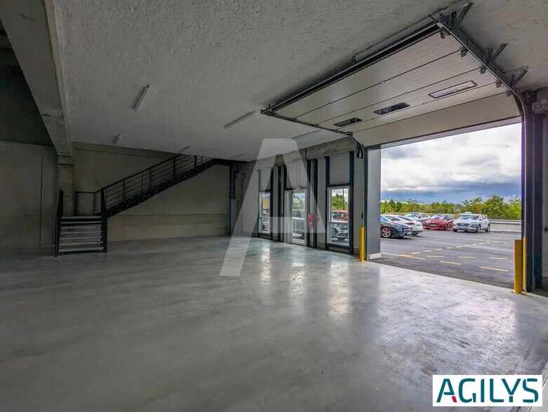 Flex in Élancourt for lease - Interior Photo - Image 1 of 11