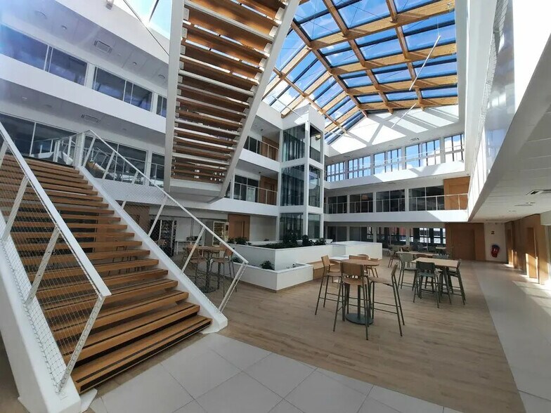 Office in Rouen for lease - Building Photo - Image 2 of 18