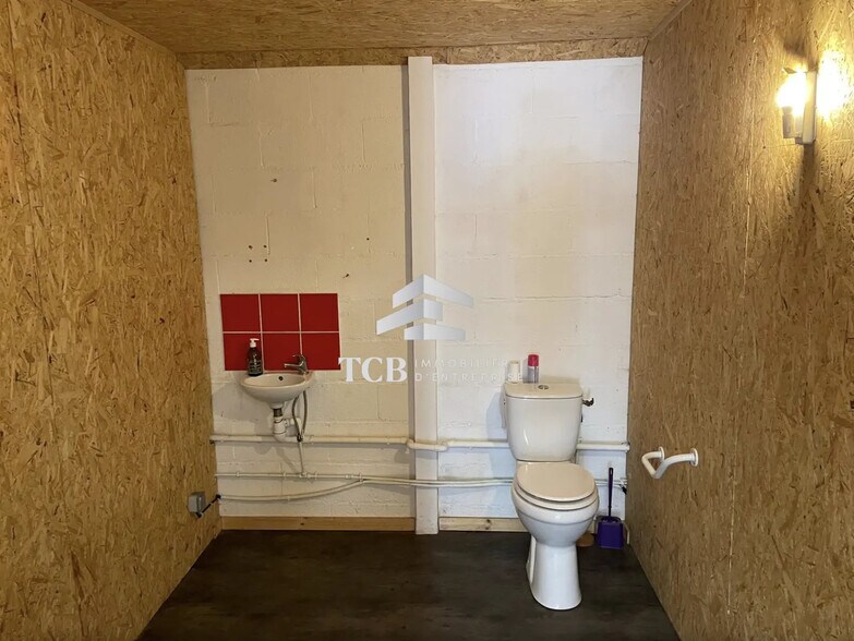 Flex in Saint-Léger-de-Linières for lease - Building Photo - Image 3 of 6