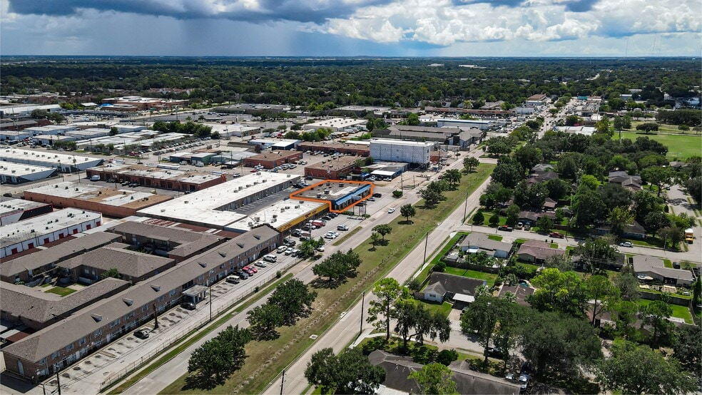 7333 Hillcroft Ave, Houston, TX for sale - Building Photo - Image 2 of 12