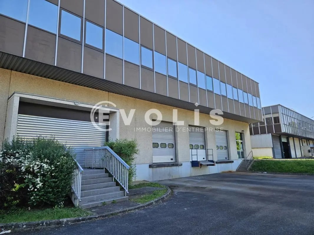 Industrial in Wissous for lease Building Photo- Image 1 of 10