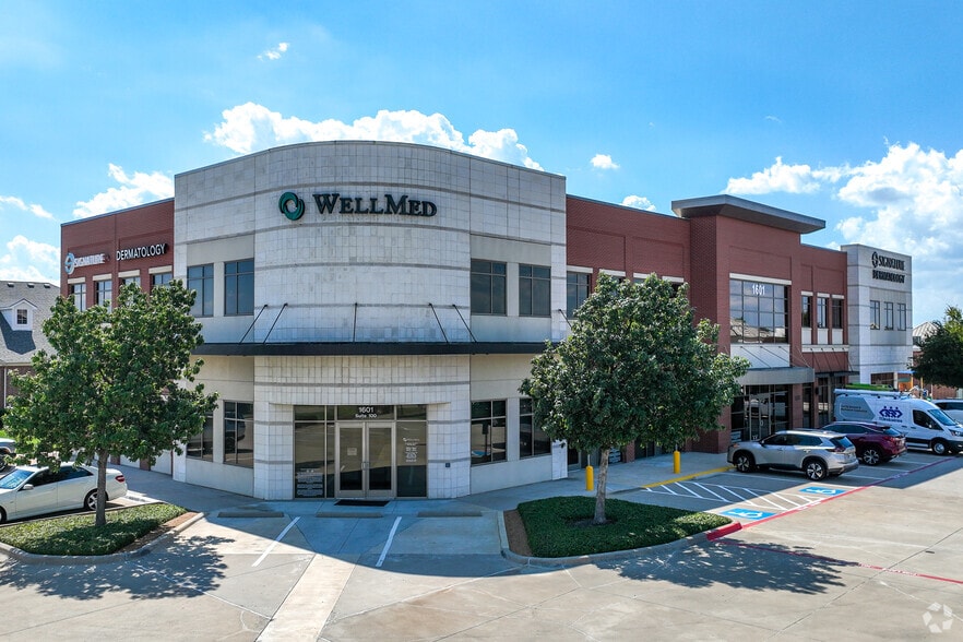 1601 W Hebron Pky, Carrollton, TX for lease - Primary Photo - Image 1 of 4
