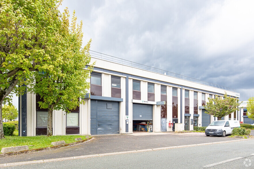 Flex in Villebon-sur-Yvette for lease - Primary Photo - Image 1 of 2