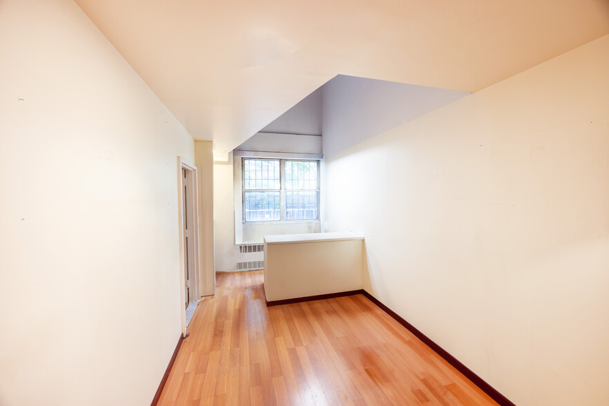 420 W 23rd St, New York, NY for sale - Interior Photo - Image 2 of 14