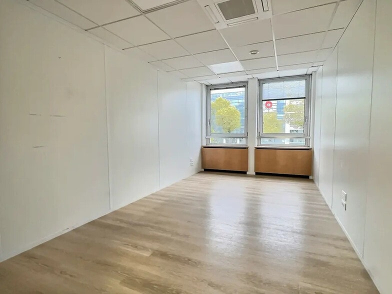 Office in Neuilly-sur-Seine for lease - Interior Photo - Image 2 of 10