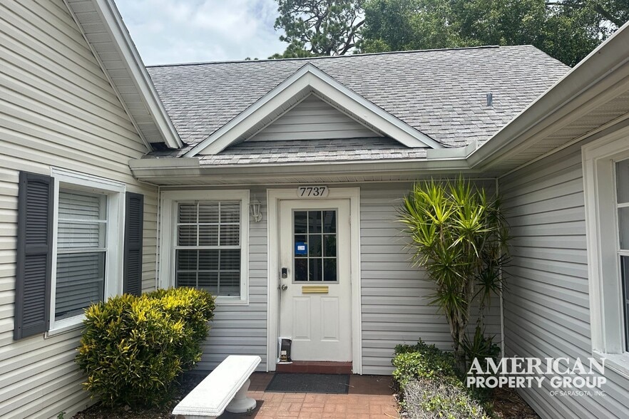 7733-7739 Holiday Dr, Sarasota, FL for sale - Building Photo - Image 1 of 4