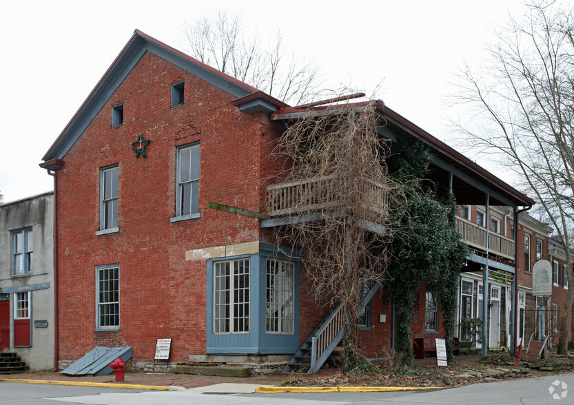 101 W Riverside Dr, Augusta, KY for sale - Primary Photo - Image 1 of 1