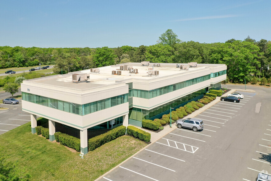 570 Expressway Dr S, Medford, NY for lease - Building Photo - Image 2 of 3