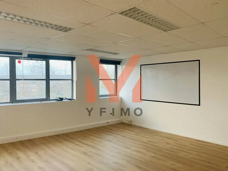 Office in Poissy for lease - Interior Photo - Image 3 of 5