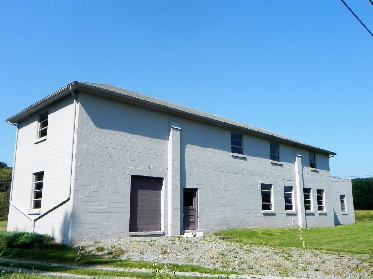 6153 Main St, Hartstown, PA 16131