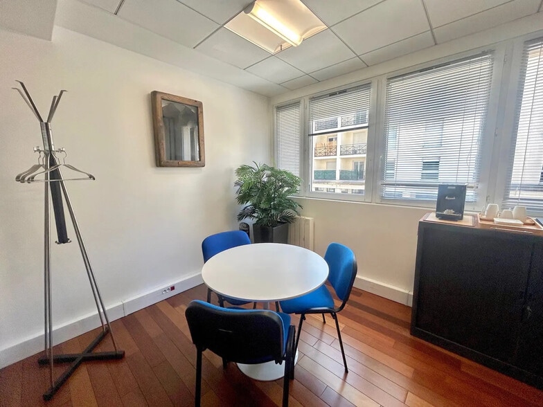 Office in Bussy-Saint-Georges for sale - Building Photo - Image 1 of 15