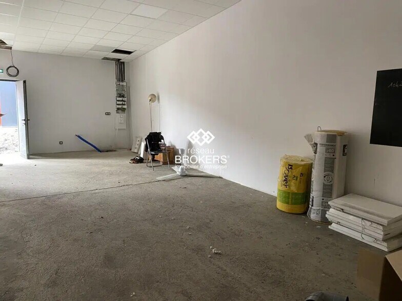 Retail in Goncelin for lease - Interior Photo - Image 2 of 4