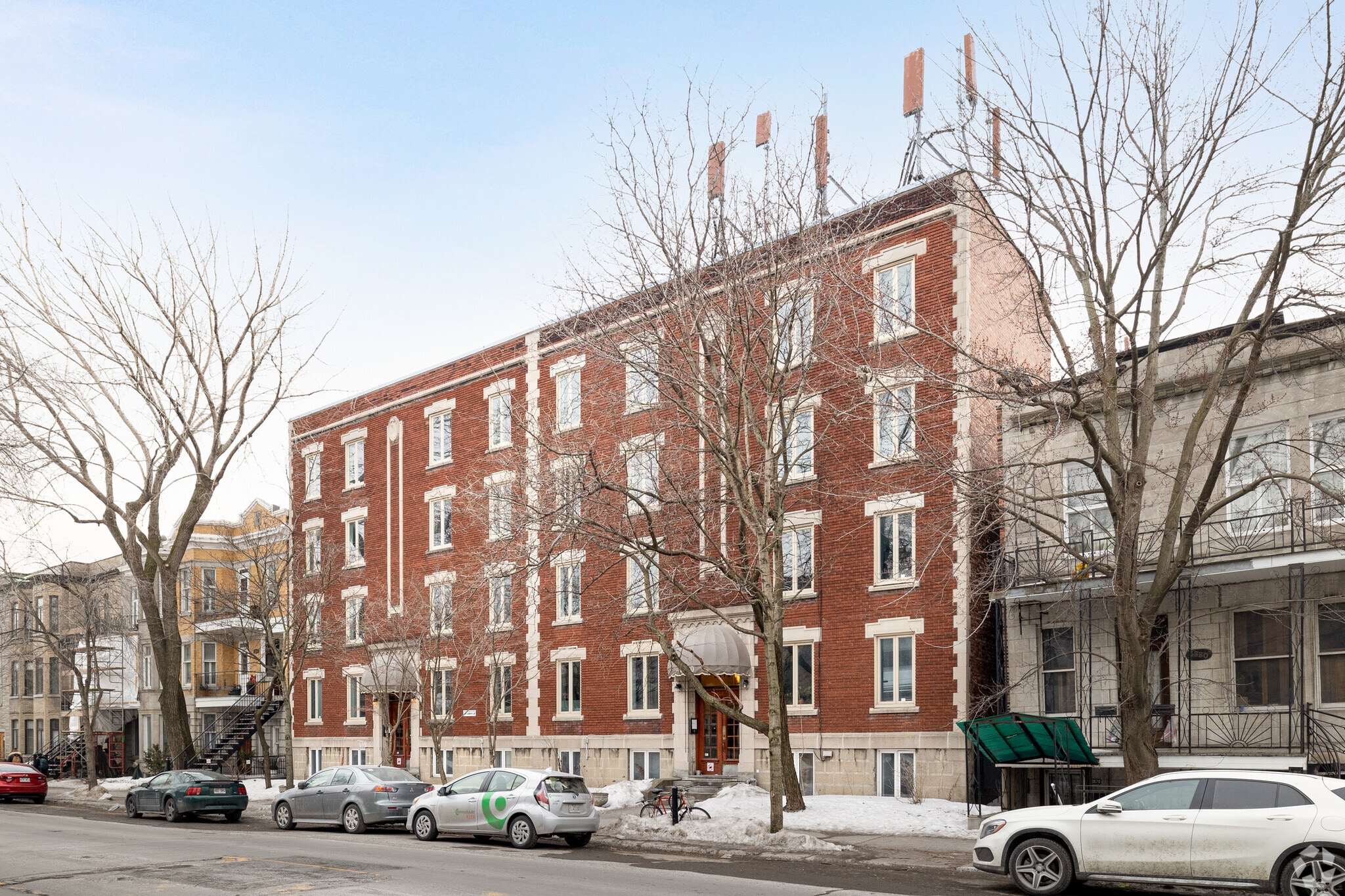 3870 Rue Saint-Hubert, Montréal, QC for sale Primary Photo- Image 1 of 1