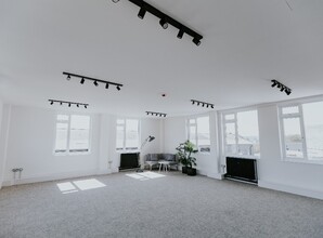 Chamberlain Rd, Hull for lease Interior Photo- Image 2 of 5