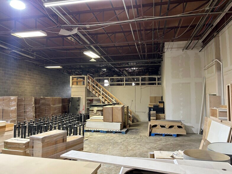 8221 Chancellor Row, Dallas, TX for lease - Interior Photo - Image 3 of 18