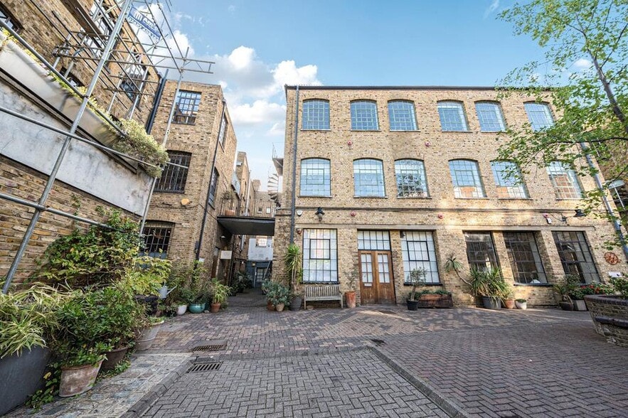 25-27 Hackney Rd, London for lease - Building Photo - Image 2 of 23