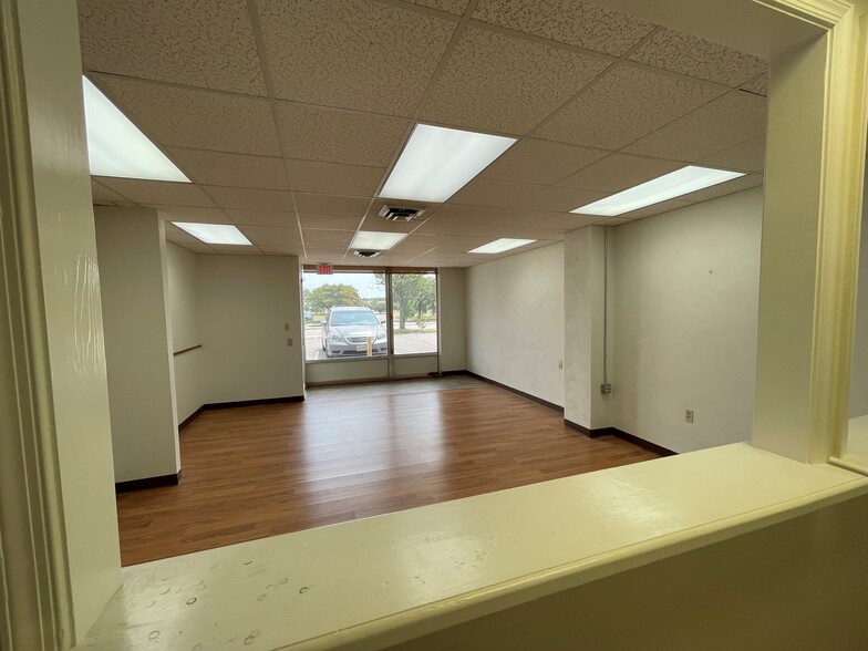 11007 Warwick Blvd, Newport News, VA for lease - Interior Photo - Image 2 of 6