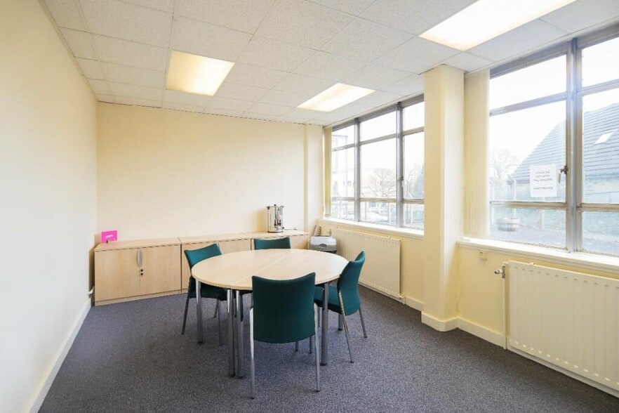 Albion Rd, Bradford for lease - Interior Photo - Image 3 of 65